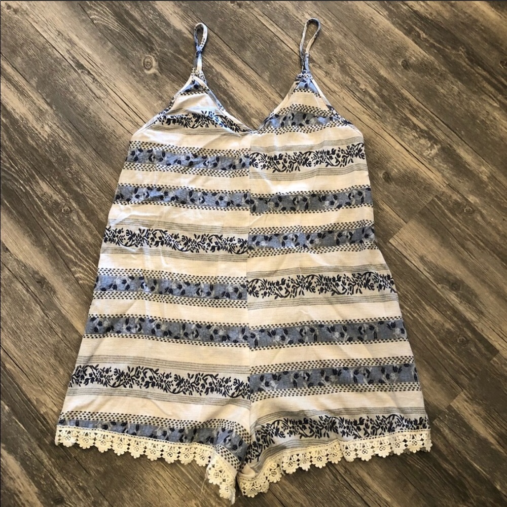 NWT En Creme romper lace detail size small v neck